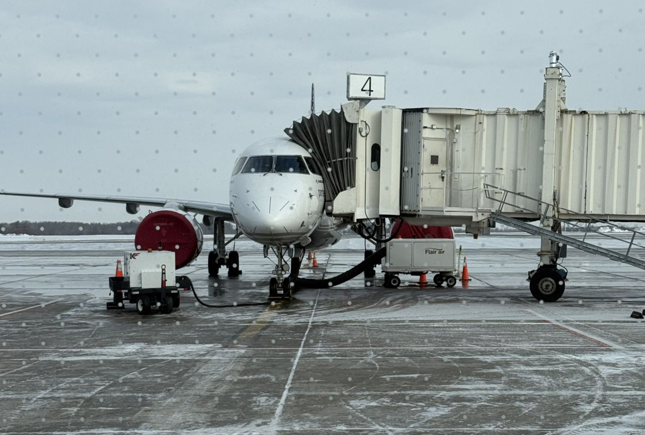 Airplane receiving passengers