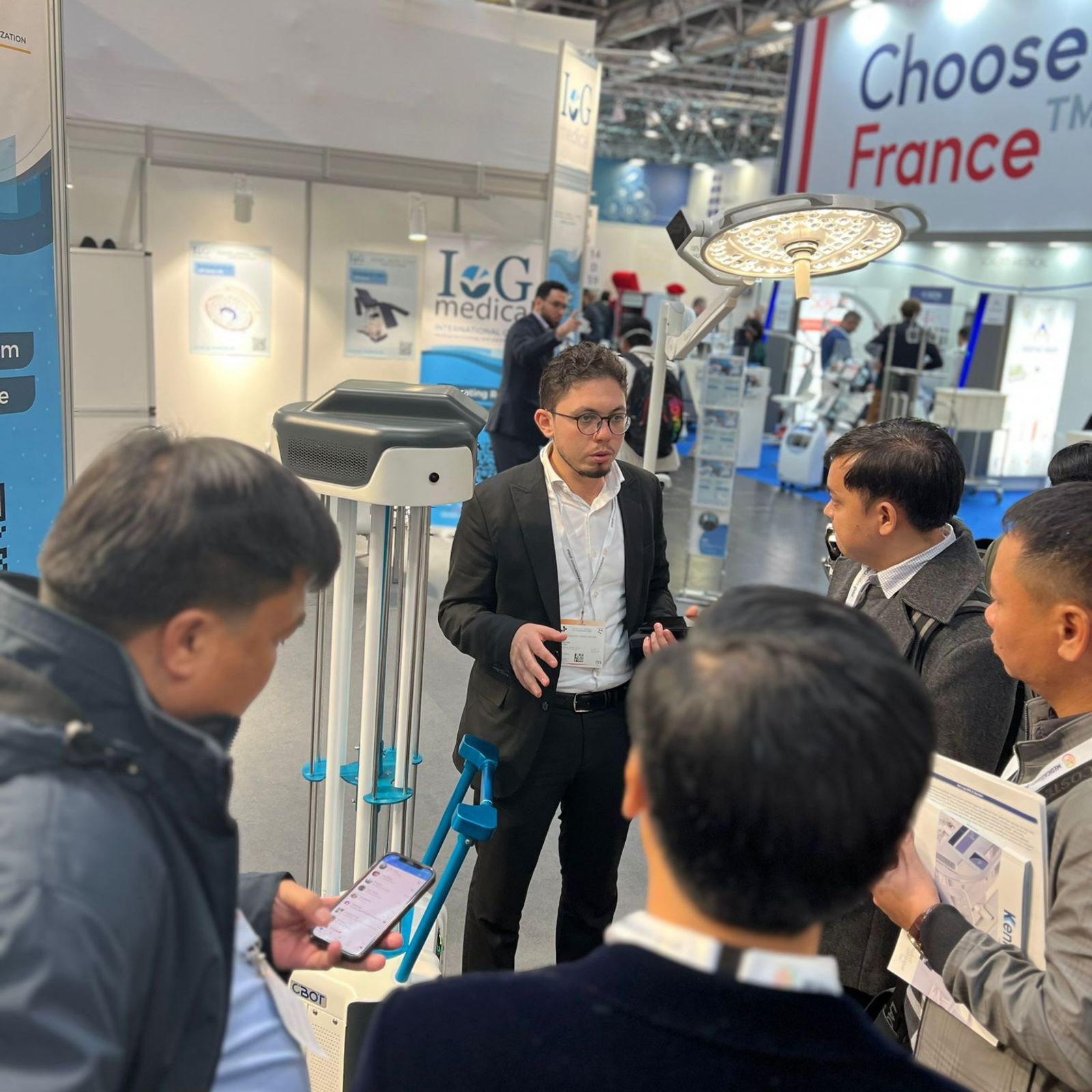 Yusuf Arslan, founder of ROZOR, speaks to a crowd at a trade show.