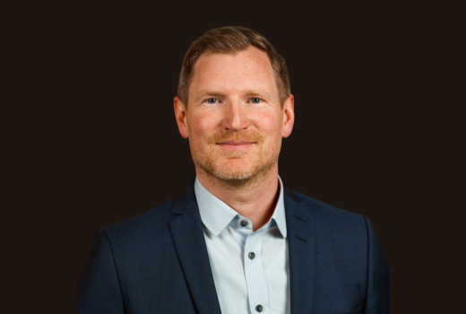 A headshot photo of simon gill